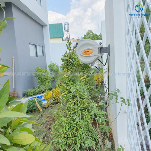 Tưới nhỏ giọt tự động cùng bộ hẹn giờ G75C cho cảnh quan biệt thự ở Bảo Lộc