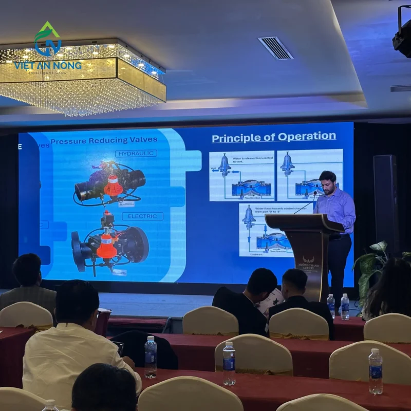 Đại diện Automat giới thiệu về sản phẩm mới