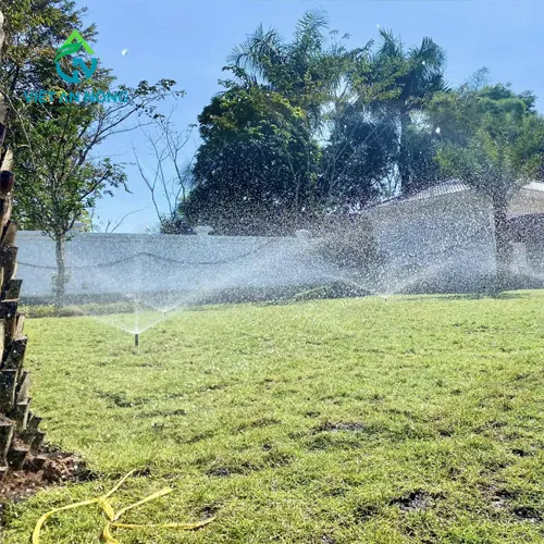 he-thong-tuoi-canh-quan-bang-voi-phun