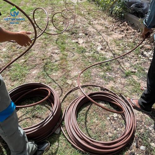 Nên chọn tưới nhỏ giọt bù áp hay không bù áp